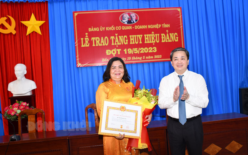 Ủy viên Trung ương Đảng - Bí thư Tỉnh ủy Lê Đức Thọ trao Huy hiệu 30 năm tuổi Đảng cho đồng chí Hồ Thị Hoàng Yến, Phó bí thư Thường trực Tỉnh ủy - Chủ tịch HĐND tỉnh, đang sinh hoạt tại Chi bộ Phòng Tổng hợp trực thuộc Đảng uỷ Văn phòng Tỉnh uỷ.