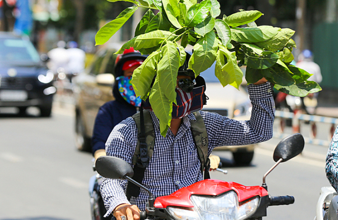 Người Sài Gòn trong nắng nóng. Ảnh: Quỳnh Trần