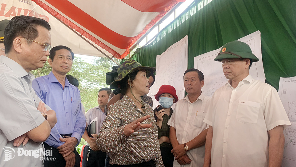 Ủy viên Trung ương Đảng, Bí thư Tỉnh ủy Nguyễn Hồng Lĩnh (bìa phải) khảo sát tại dự án Suối Đầm, H.Trảng Bom. Ảnh: B.Nguyên