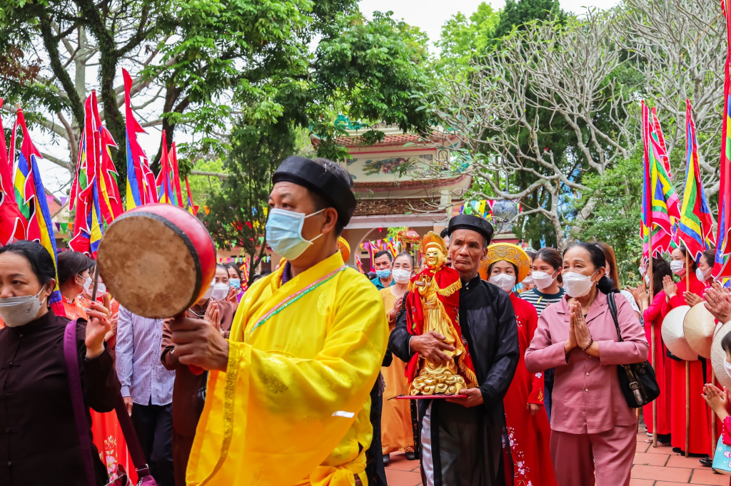 Nghi lễ rước mẫu trong lễ hội đền Thánh Mẫu năm 2023.