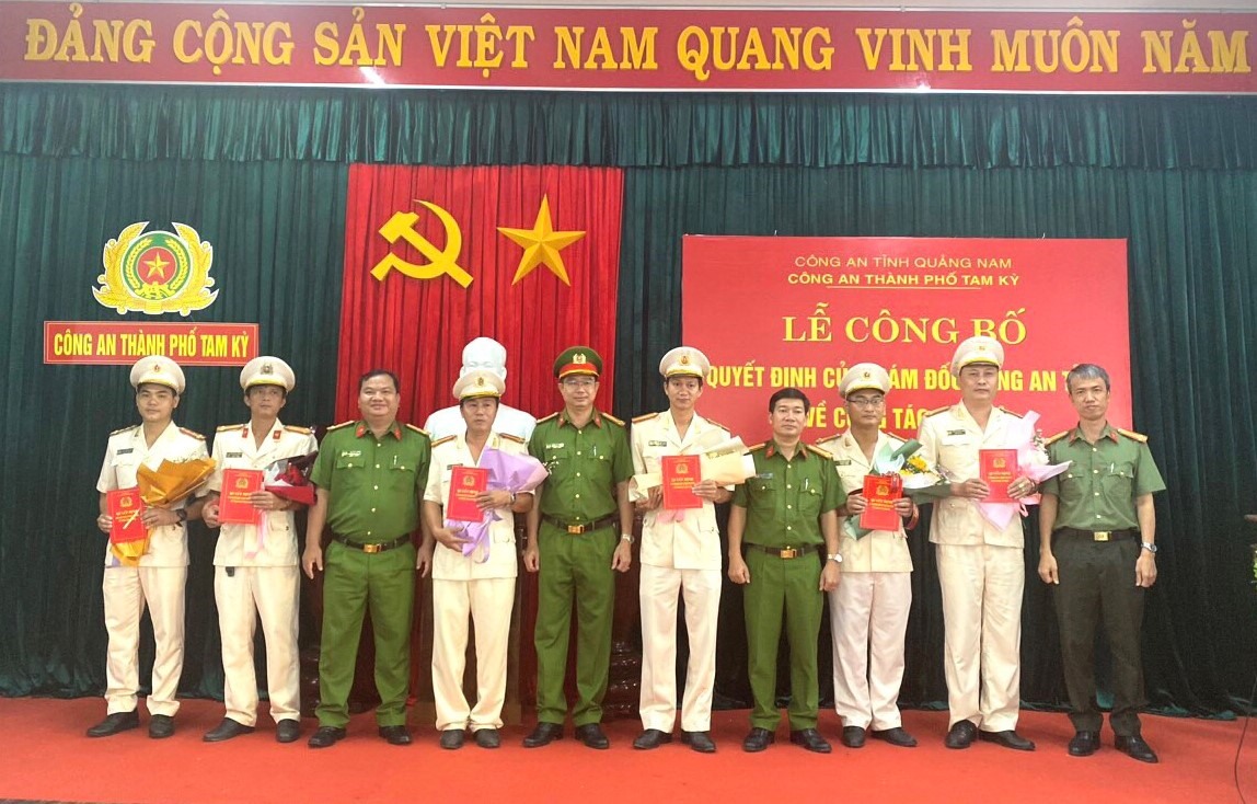 Công an Tam Kỳ điều động, bổ nhiệm nhiều cán bộ. Ảnh: B.D