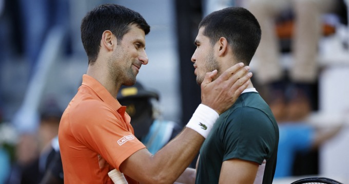 Djokovic (trái) thua Alcaraz ở lần chạm trán duy nhất tại bán kết Madrid Mở rộng 2022. Ảnh: AP