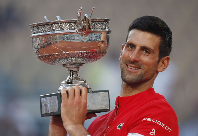 Djokovic nâng cao danh hiệu Roland Garros năm 2021, sau khi vượt qua Nadal ở bán kết và Tsitsipas ở chung kết. Ảnh: ATP