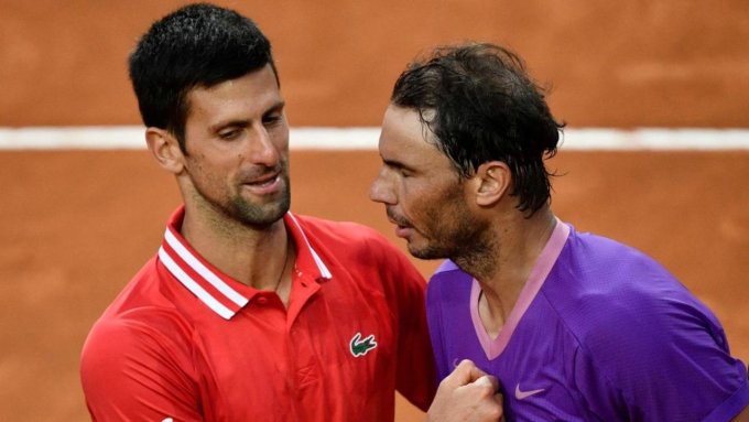 Djokovic và Nadal trong trận đấu ở tứ kết Roland Garros 2022, nơi Vua đất nện thắng sau bốn set. Ảnh: ATP