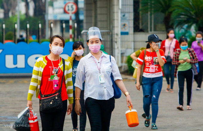 Công nhân Pouyuen (TP HCM) sau giờ tan ca, tháng 6/2021. Ảnh: Như Quỳnh