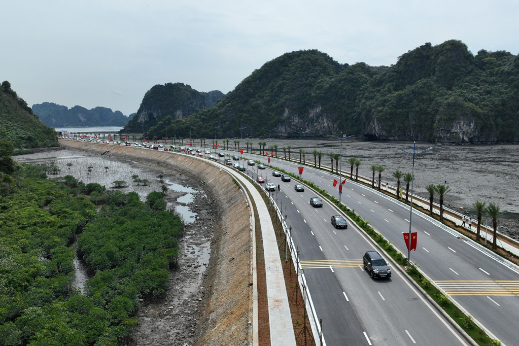 Cùng với tuyến đường Trần Quốc Nghiễn, đường bao biển Hạ Long - Cẩm Phả hoàn thành 6 làn xe sẽ trở thành trục cảnh quan đồng bộ 6 làn xe kéo dài từ cầu Bãi Cháy (TP Hạ Long) đến trung tâm TP Cẩm Phả dài hơn 30km. 