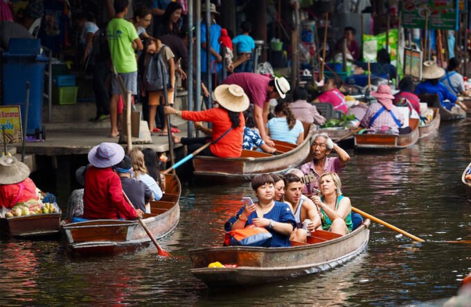 Du khách đi chợ nổi ở Thái Lan hồi tháng 4. Ảnh: Panorama destination