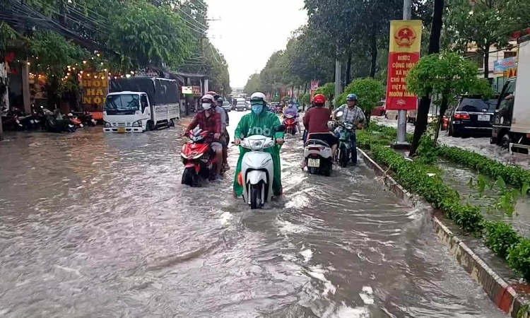 Đường phố Biên Hòa ngập hơn nửa mét sau mưa lớn