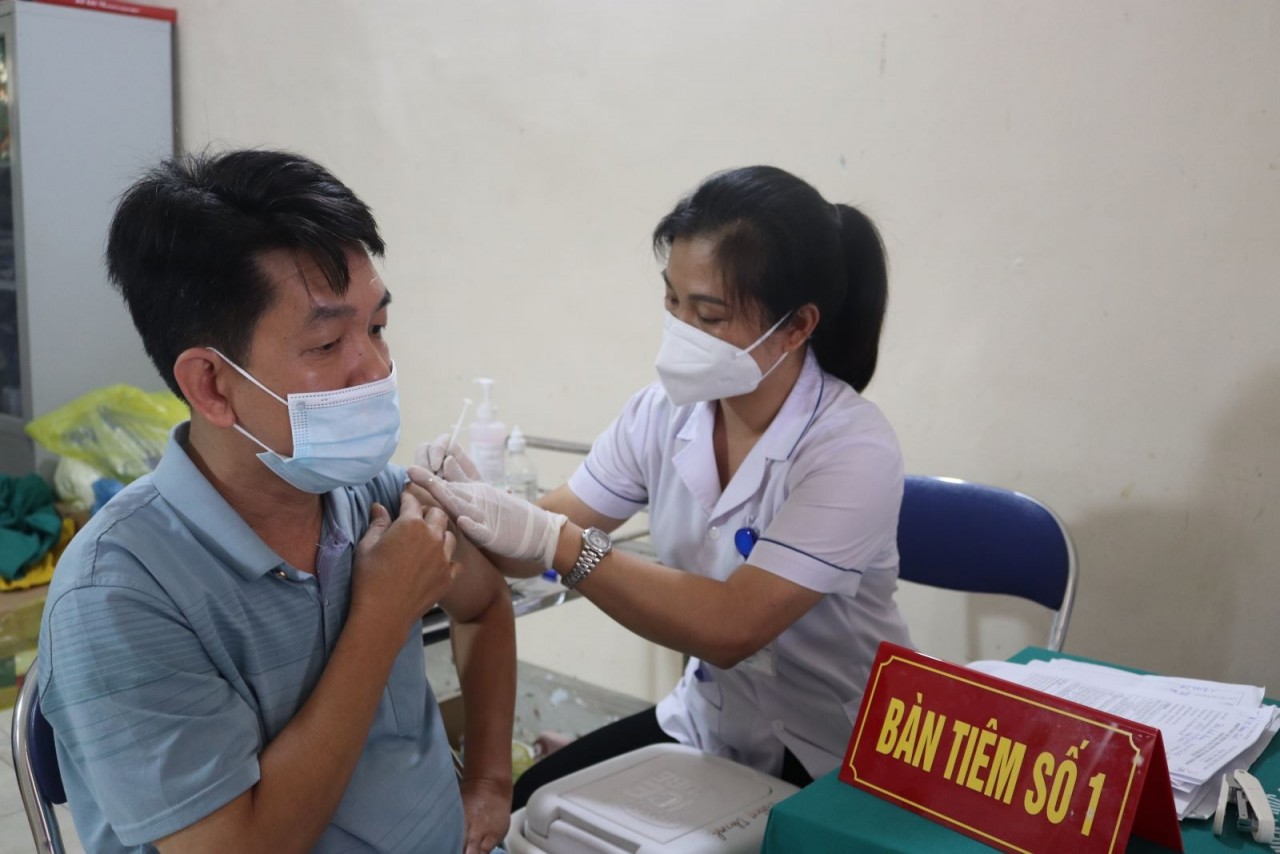 Tiêm vaccine Covid-19 năm 2023 có thể lồng ghép với hoạt động tiêm chủng thường xuyên... (Nguồn: SK&ĐS)