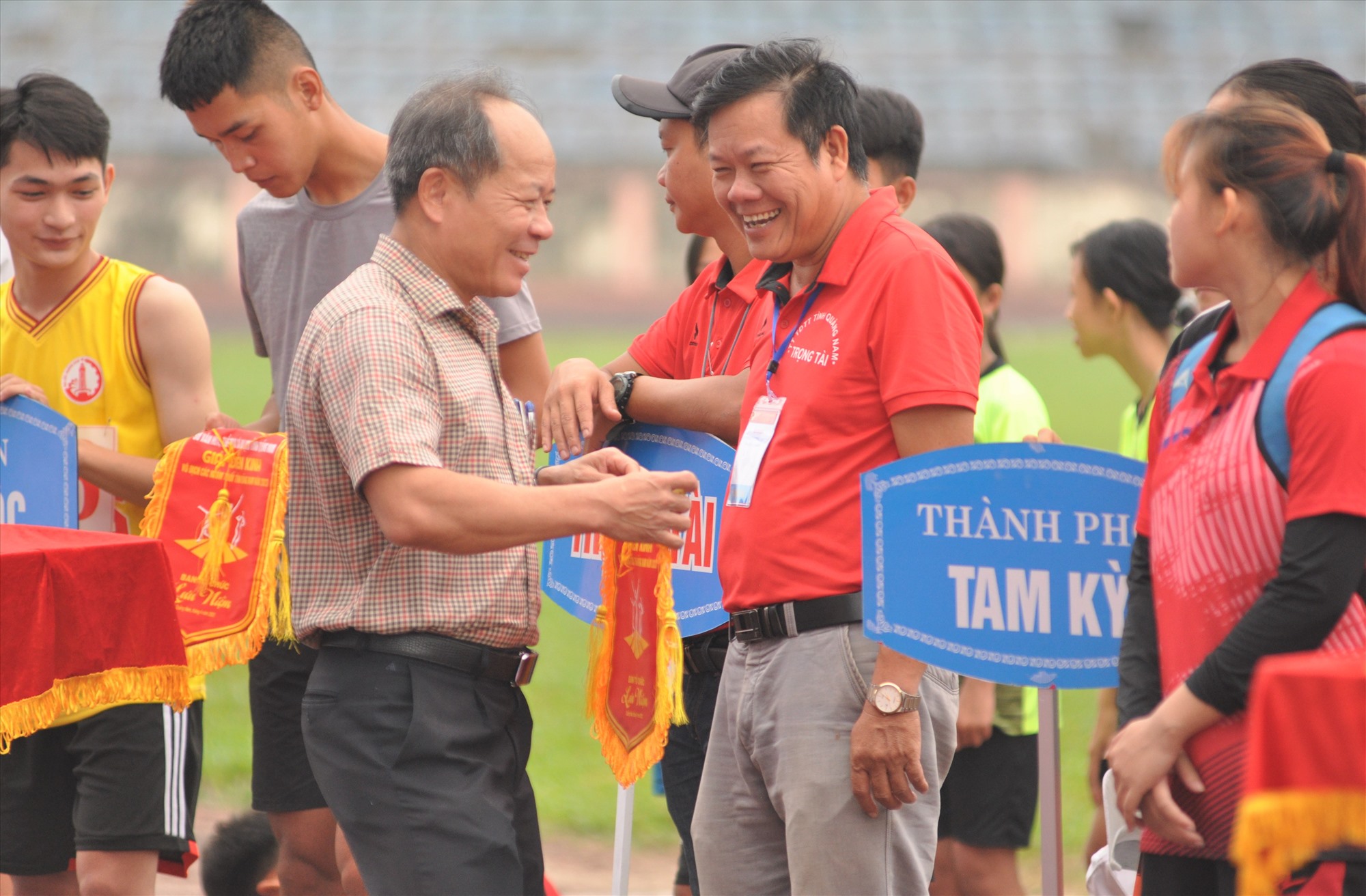 Ban tổ chức giải trao cờ lưu niệm và động viên các vận động viên trước giờ thi đấu. Ảnh: T.V