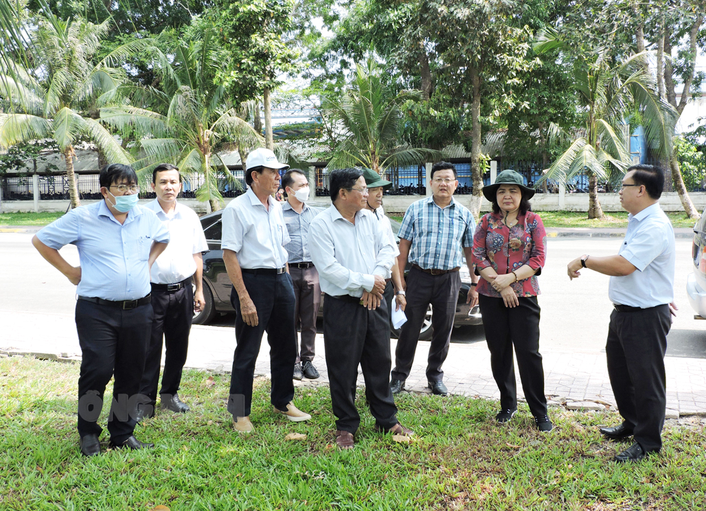 Phó bí thư Thường trực Tỉnh ủy - Chủ tịch HĐND tỉnh Hồ Thị Hoàng Yến cùng đoàn khảo sát thực tế tại Khu công nghiệp An Hiệp.