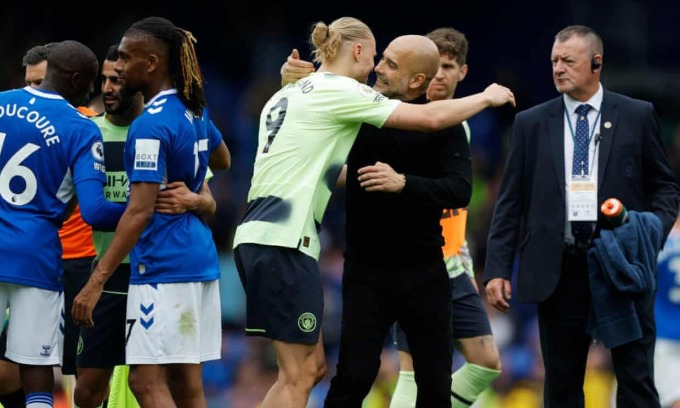 Guardiola chúc mừng Haaland sau trận thắng 3-0 trên sân Goodison Park ngày 14/5. Ảnh: Guardian