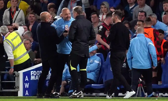 Guardiola (phía trước, bên trái) phàn nàn với trọng tài bàn sau khi Man City bị tước bàn ở trận hòa Brighton 1-1 tại Ngoại hạng Anh trên sân Amex tối 24/5/2023. Ảnh: PA