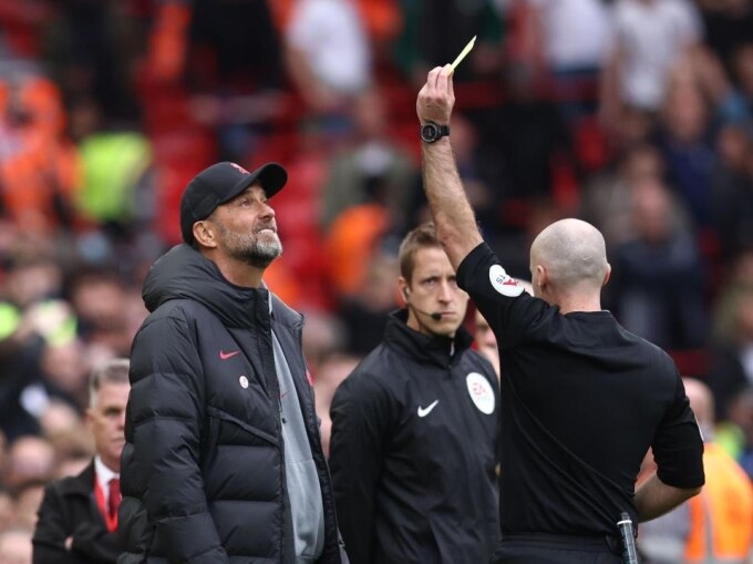 Klopp bị trọng tài Tierney phạt thẻ vàng ở trận thắng Tottenham 4-3 ngày 30/. Ảnh: Alamy