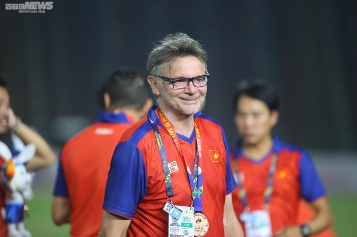 HLV Troussier tặng huy chương đồng SEA Games 32 cho trợ lý - 1