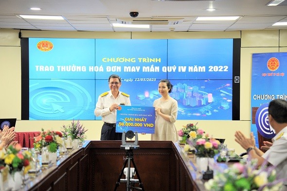 Hà Nội trao thưởng cho 19 cá nhân trúng thưởng Hóa đơn may mắn ảnh 1