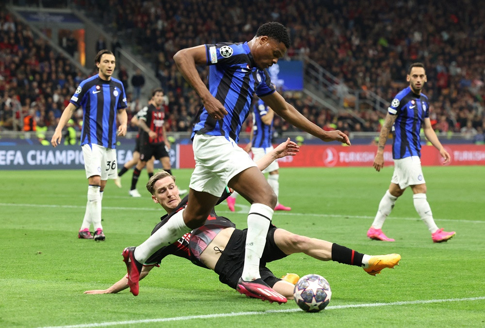 Hạ gục Milan chóng vánh Inter đặt một chân vào chung kết Champions League