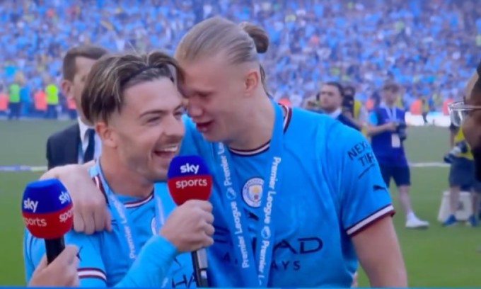 Haaland bày tỏ tình cảm với Grealish nhưng bị truyền hình ghi lại. Ảnh: Sky Sports