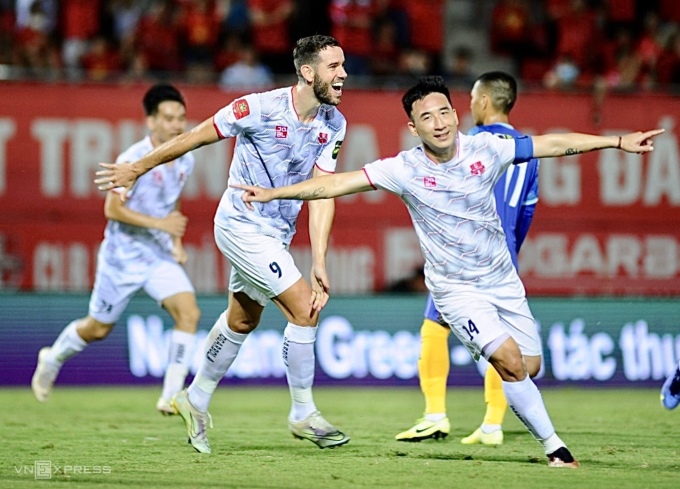 Carlos Fernandez (trái) và Hải Huy (phải) giúp Hải Phòng đánh bại Khánh Hoà 2-1 ở vòng 9 V-League 2023. Ảnh: Nghĩa Hưng