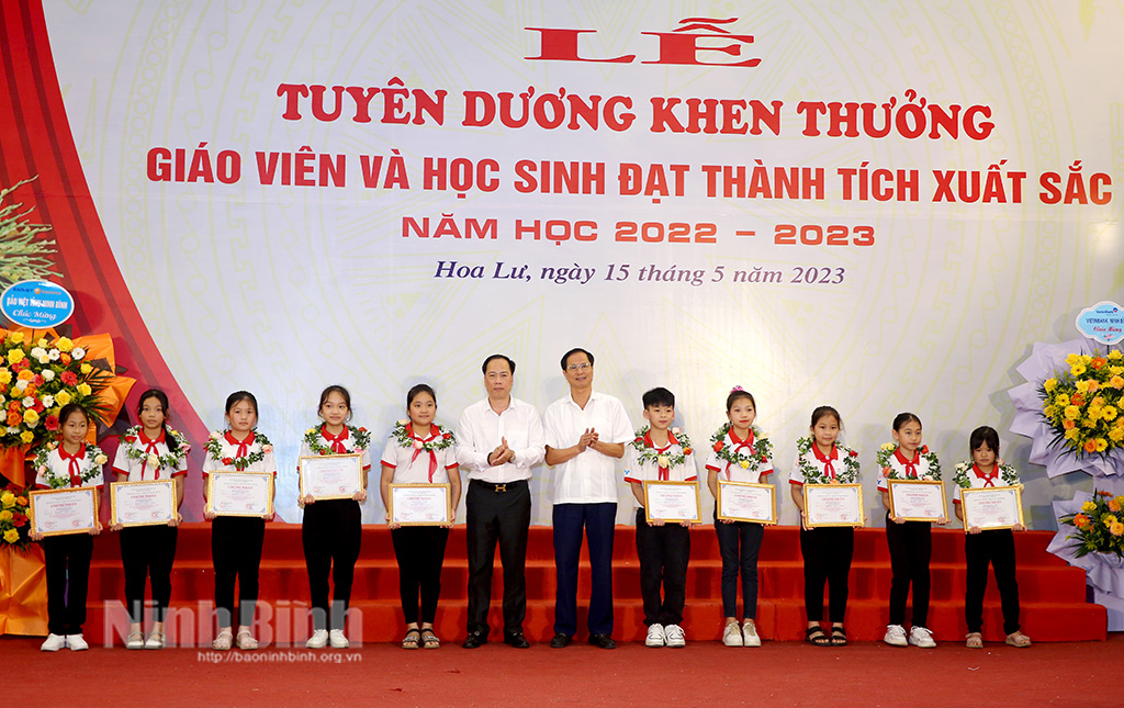 Hoa Lư tuyên dương khen thưởng giáo viên học sinh đạt thành tích xuất sắc năm học 20222023