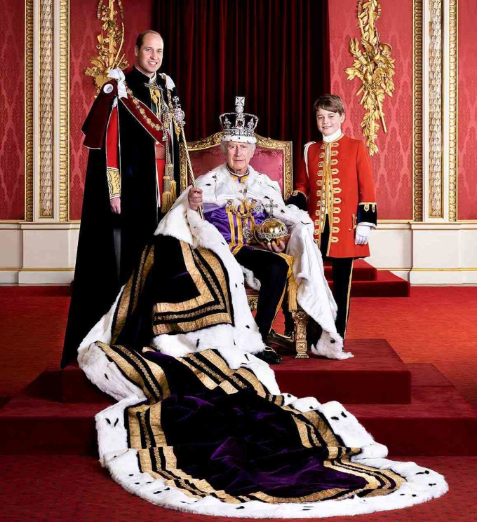 Vua Charles III ngồi trên ngai vàng, đứng bên cạnh là bố con Thái tử William và Hoàng tử nhí George. Ảnh: Cung điện Buckingham