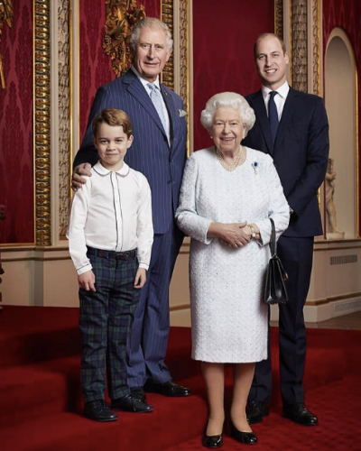 Nữ hoàng Elizabeth II chụp cùng con trai Charles, cháu trai William và chắt George năm 2020. Ảnh: Cung điện Buckingham