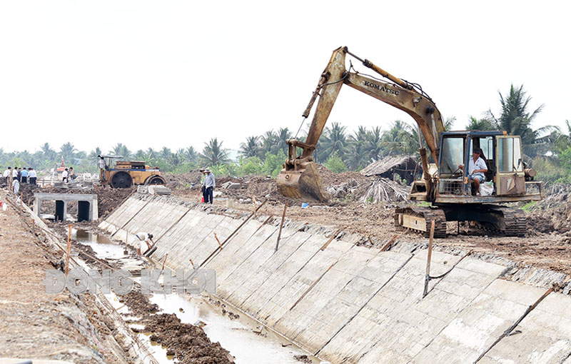 Thi công hạ tầng Cụm công nghiệp Long Phước (Châu Thành) để thu hút doanh nghiệp đầu tư.