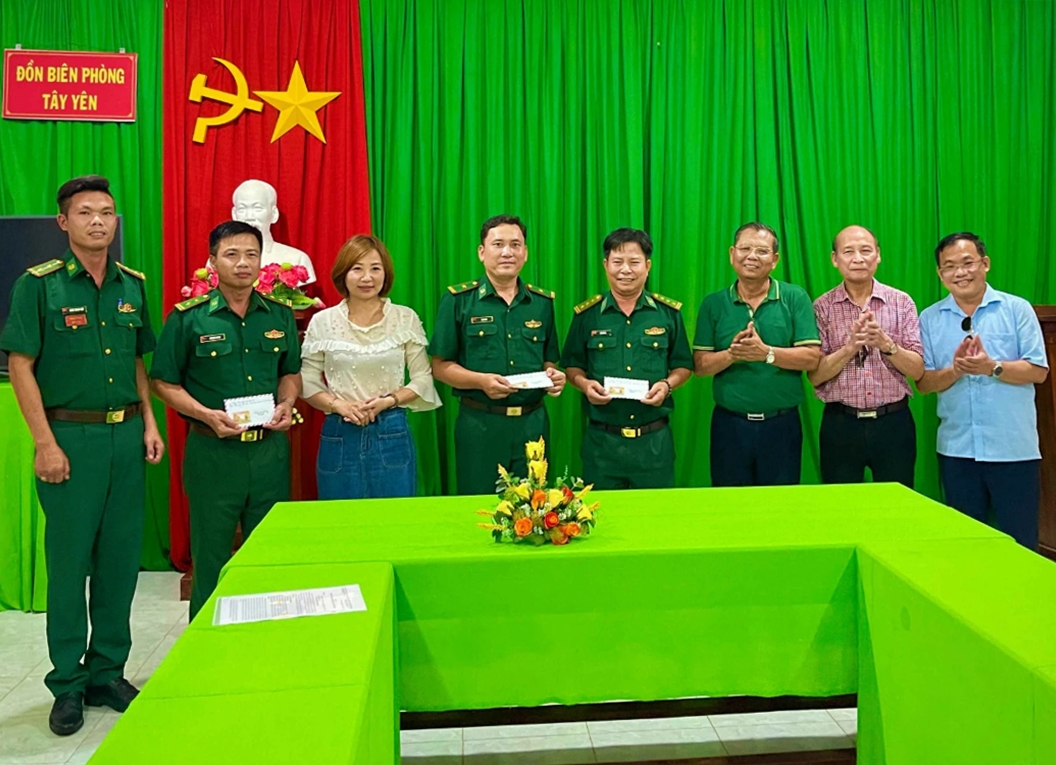 hoi nha bao tp ha noi trao qua me viet nam anh hung va tang hoc bong cho hoc sinh ngheo hinh 1