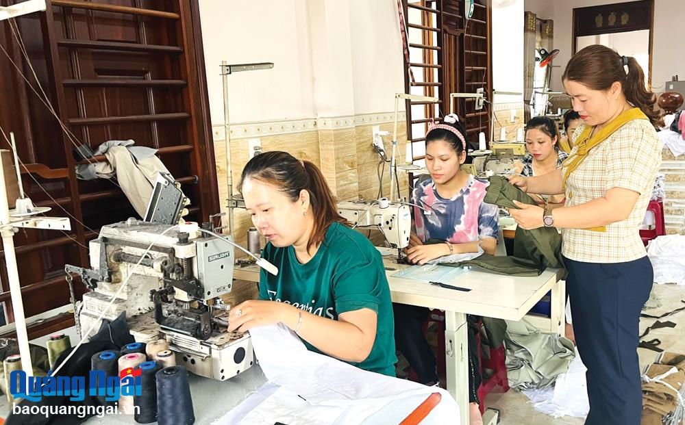 Nhờ được hỗ trợ vốn vay, nhiều nông dân ở huyện Mộ Đức có điều kiện đầu tư, mở rộng sản xuất.   