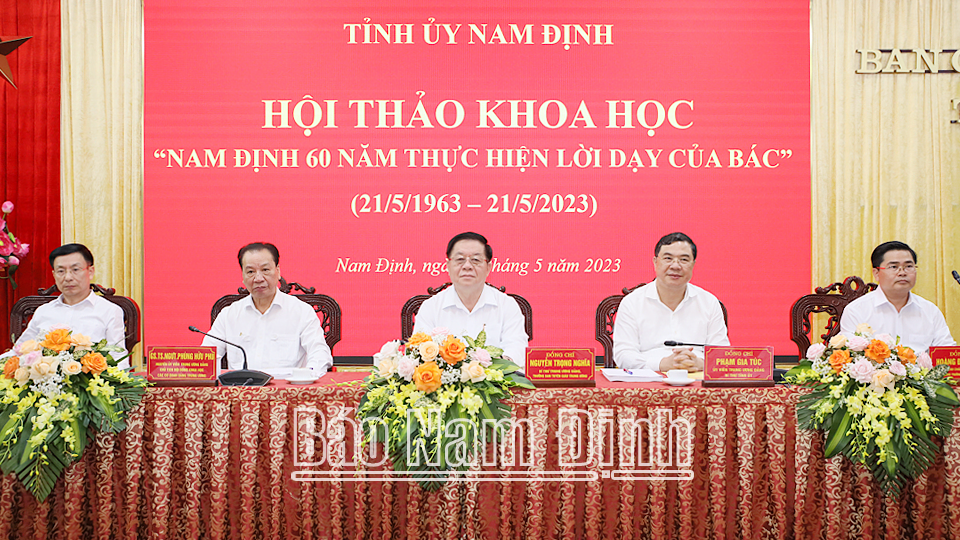 Các đồng chí:  Nguyễn Trọng Nghĩa, Bí thư Trung ương Đảng, Trưởng Ban Tuyên giáo Trung ương;  Phạm Gia Túc, Ủy viên BCH Trung ương Đảng, Bí thư Tỉnh ủy; Phạm Đình Nghị, Phó Bí thư Tỉnh ủy, Chủ tịch UBND tỉnh  và các đồng chí chủ trì hội thảo. 