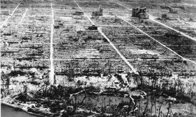 Khung cảnh Hiroshima 8 tháng sau vụ ném bom nguyên tử hôm 6/8/1945. Ảnh: AP.