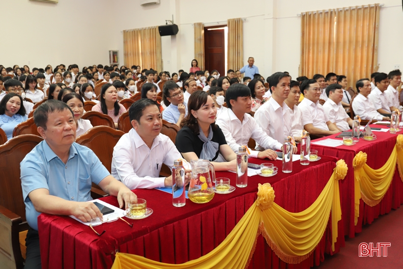 Hương Sơn vinh danh 351 giáo viên, học sinh có thành tích xuất sắc