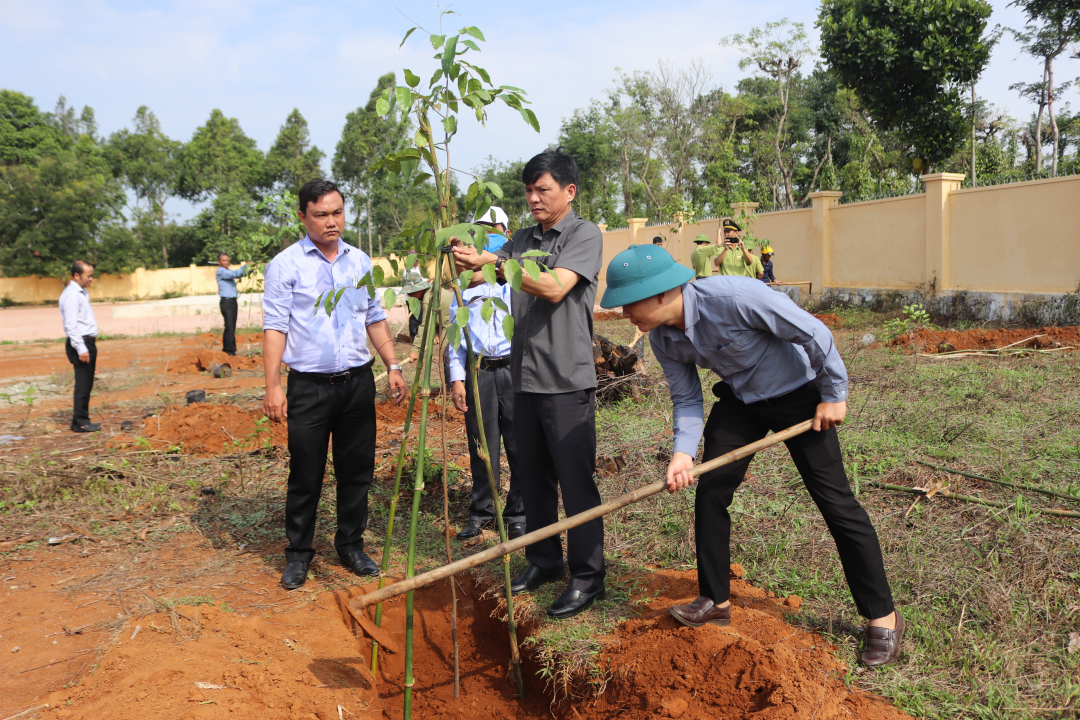 Đại biểu trồng cây xanh