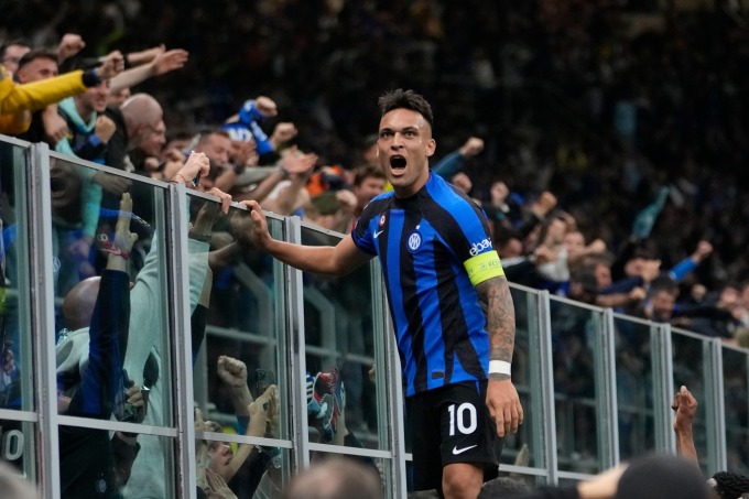 Martinez chia vui với các CĐV sau khi Inter vào chung kết Champions League. Ảnh: AP