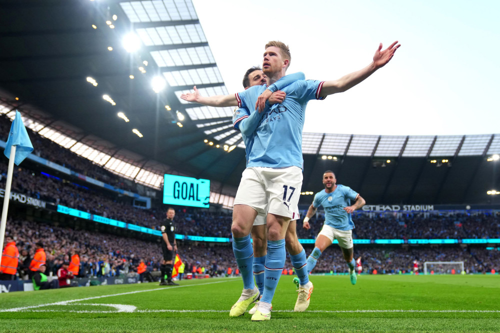 HLV Guardiola gọi De Bruyne là “bậc thầy kiến tạo”. Ảnh: CNN