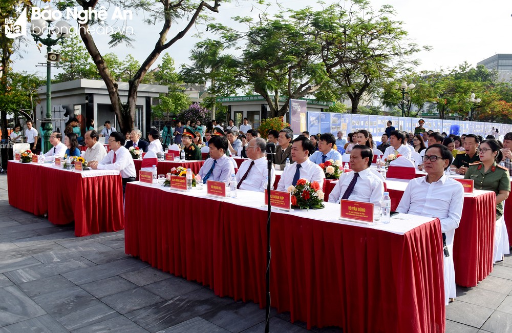 Khai mạc Triển lãm chuyên đề ‘Hồ Chí Minh - Chân dung một con người’ ảnh 1