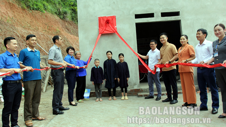 Bộ Chỉ huy tuần tra của hai bên gặp gỡ trao đổi sĩ quan liên lạc tại vạch phân định đường biên giới cửa khẩu quốc tế đường bộ Lào Cai. (Ảnh: Trung Dũng)