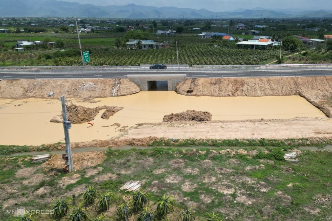 Hầm chui cao tốc và đường gom dân sinh dọc cao tốc ở thị trấn Ma Lâm (huyện Hàm Thuận Bắc) thi công dang dở, bị ngập nước sau vài trận mưa. Ảnh: Việt Quốc