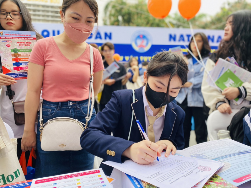 Không yêu cầu người dân xuất trình sổ tạm trú khi thực hiện thủ tục hành chính trong lĩnh vực giáo dục -0