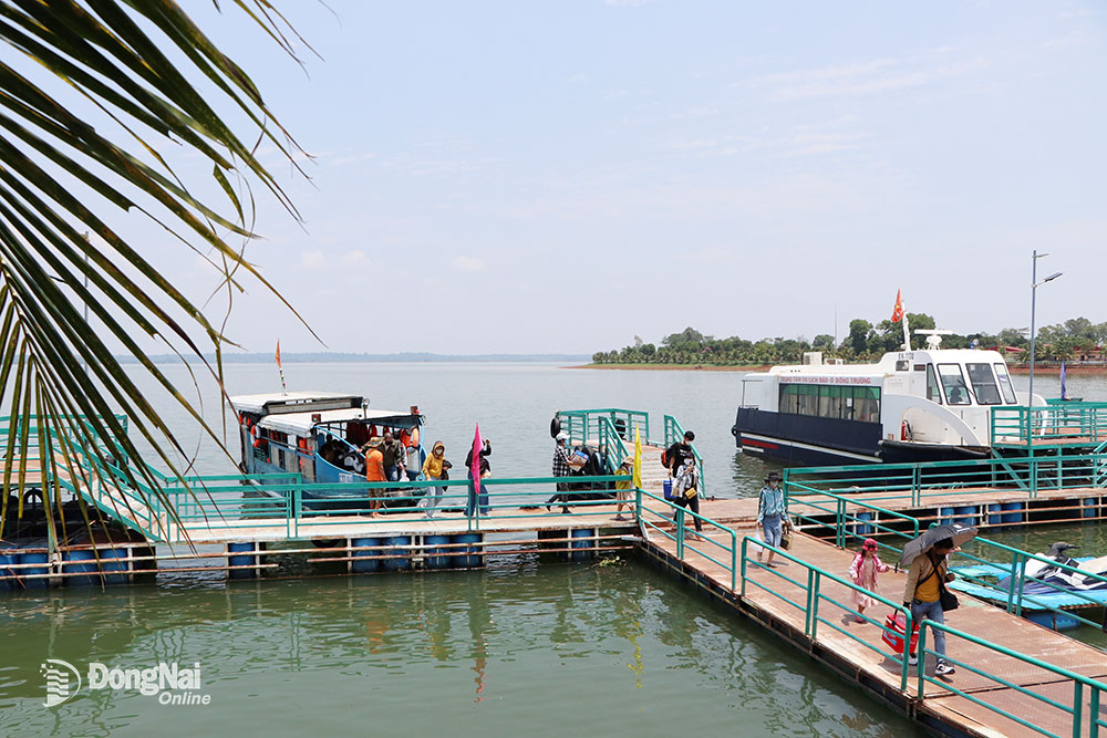 Khách du lịch tham quan Đảo Ó - Đồng Trường, điểm du lịch nổi tiếng của Đồng Nai trên hồ Trị An (H.Vĩnh Cửu). Ảnh: N.Liên