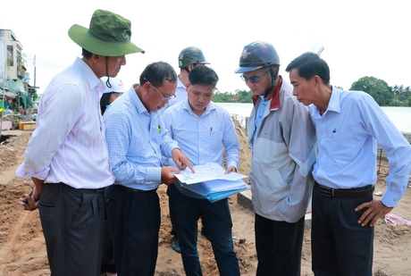 Đoàn khảo sát thực tế công trình đê bao sông Măng Thít, giai đoạn 2, đoạn qua xã Quới An.