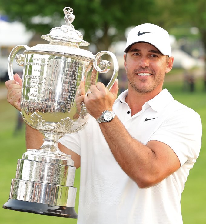 Koepka nâng cup Wanamaker trên sân Oak Hill sáng nay 22/5, theo giờ Hà Nội. Ảnh: PGA Tour