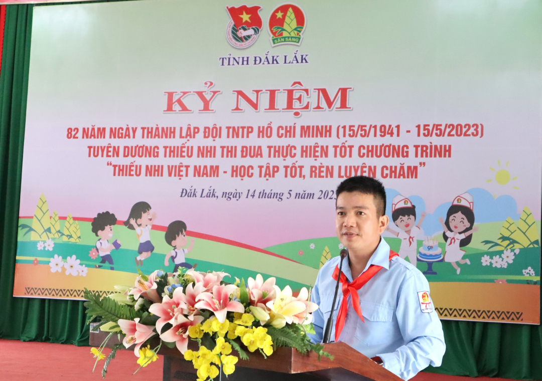 Phó Bí thư Tỉnh Đoàn, Chủ tịch Hội đồng Đội tỉnh Trần Doãn Tới đã ôn lại truyền thống 82 năm của Đội TNTP Hồ Chí Minh.