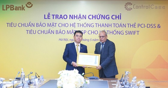 Ông Hồ Nam Tiến – Phó Chủ tịch HĐQT, quyền Tổng giám đốc LPBank nhận chứng chỉ Tiêu chuẩn bảo mật CSP cho hệ thống SWIFT