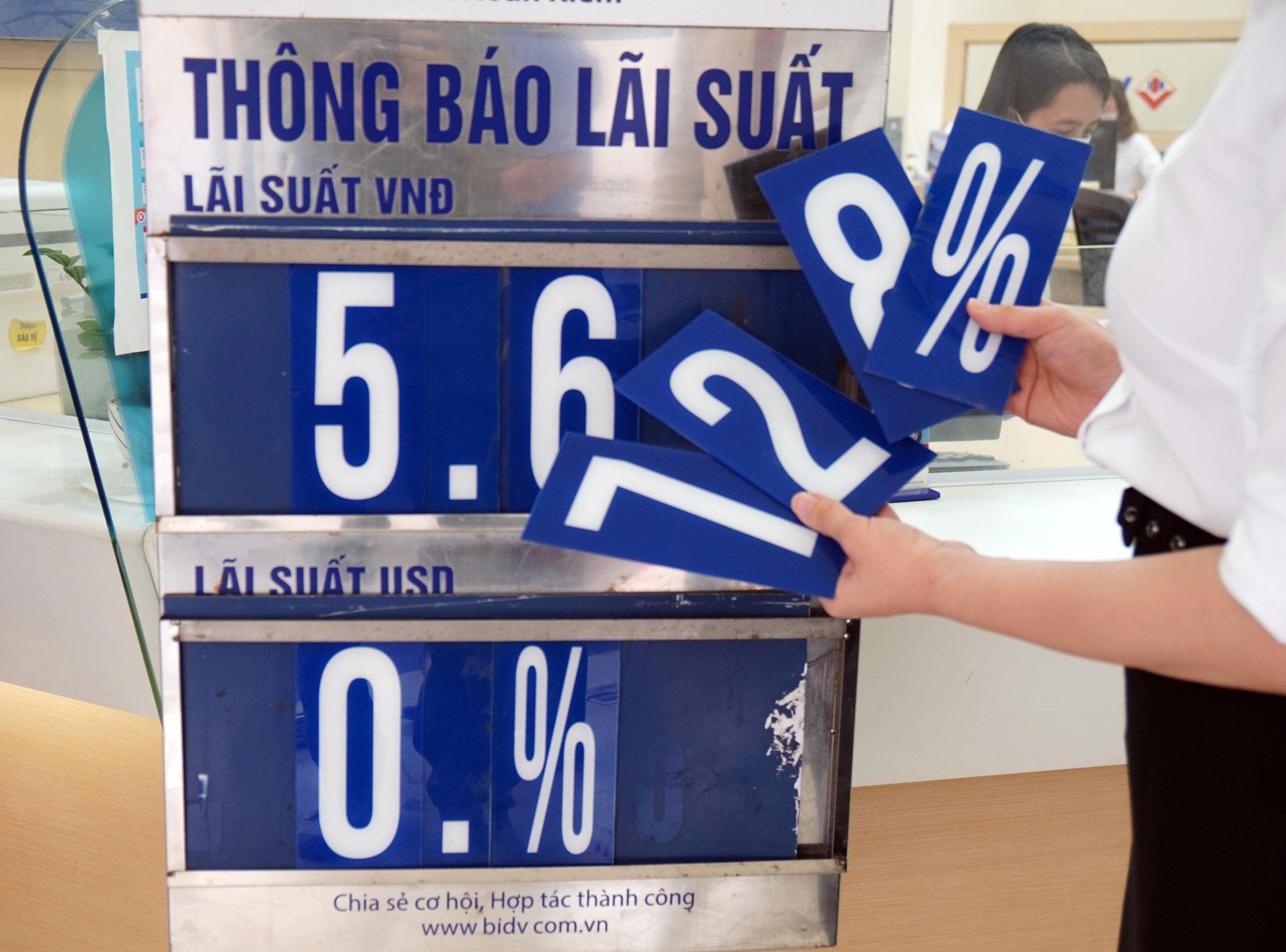 Lãi suất tiết kiệm giảm, ngân hàng nào cao nhất? - Ảnh 1.