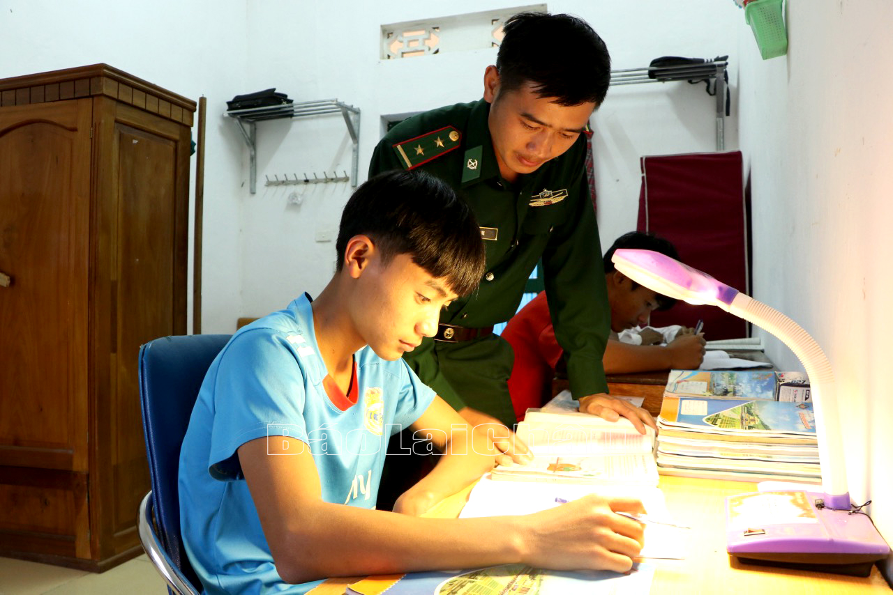 Mô hình “con nuôi Đồn Biên phòng” nhiều học sinh có hoàn cảnh khó khăn được đến trường.