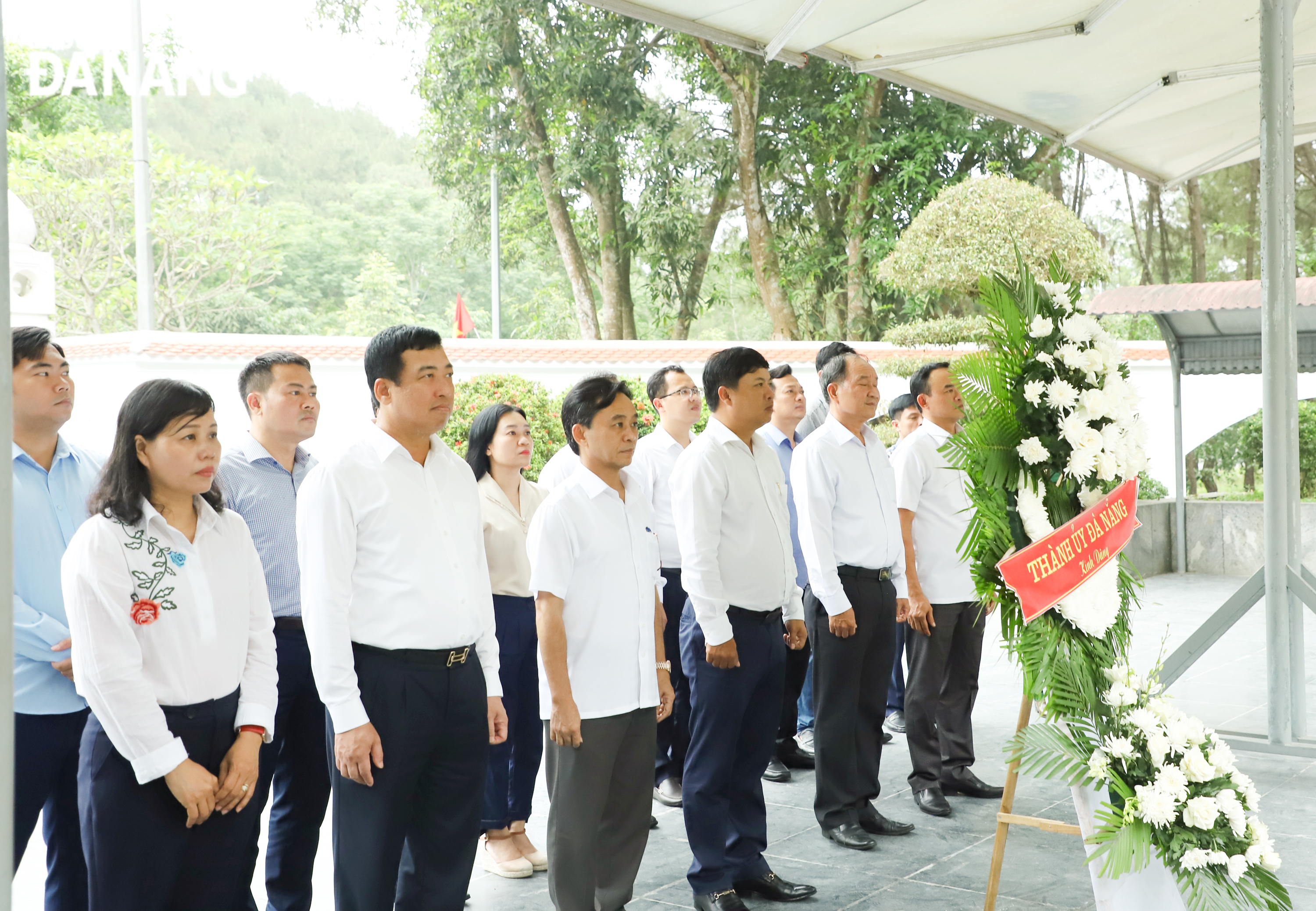 Đoàn lãnh đạo thành phố và tỉnh Hà Tĩnh đặt vòng hoa tưởng niệm các anh hùng, liệt sĩ tại Khu di tích lịch sử Ngã ba Đồng Lộc. Ảnh: NGỌC PHÚ