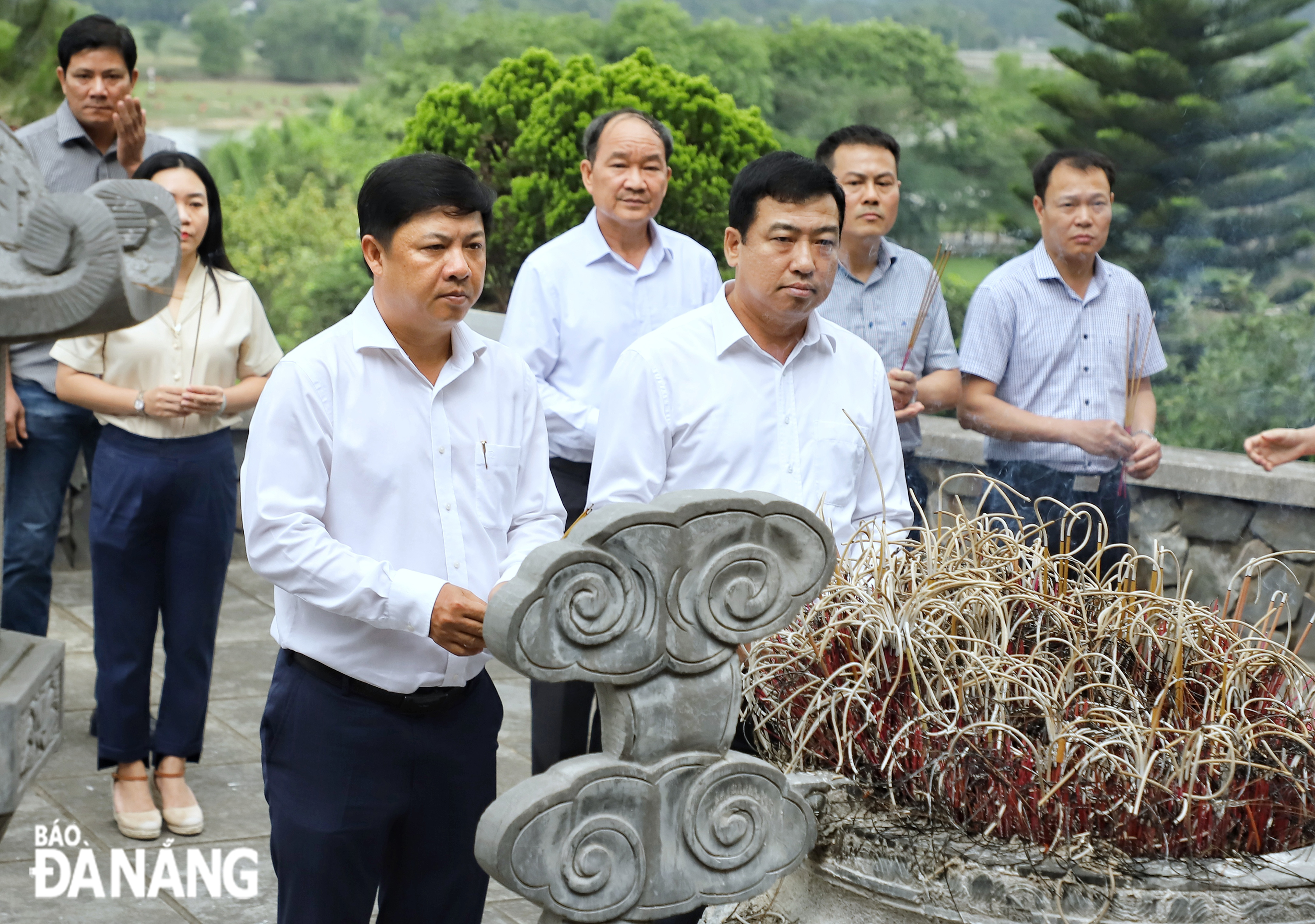 Phó Bí thư Thường trực Thành ủy Lương Nguyễn Minh Triết (bên phải) thắp hương tại khu mô cố Tổng Bí thư Trần Phú. Ảnh: NGỌC PHÚ