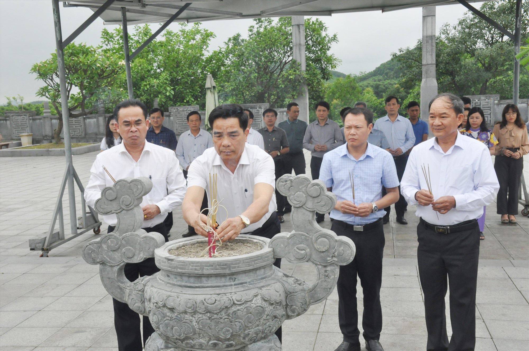 Standing Deputy Secretary of the Provincial Party Committee Le Van Dung offers incense to pay tribute to the late General Secretary Ha Huy Tap at his grave. Photo: N.D