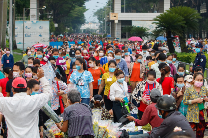 Công nhân công ty Pou Yuen, quận Bình Tân sau giờ làm, năm 2021. Ảnh: Quỳnh Trần